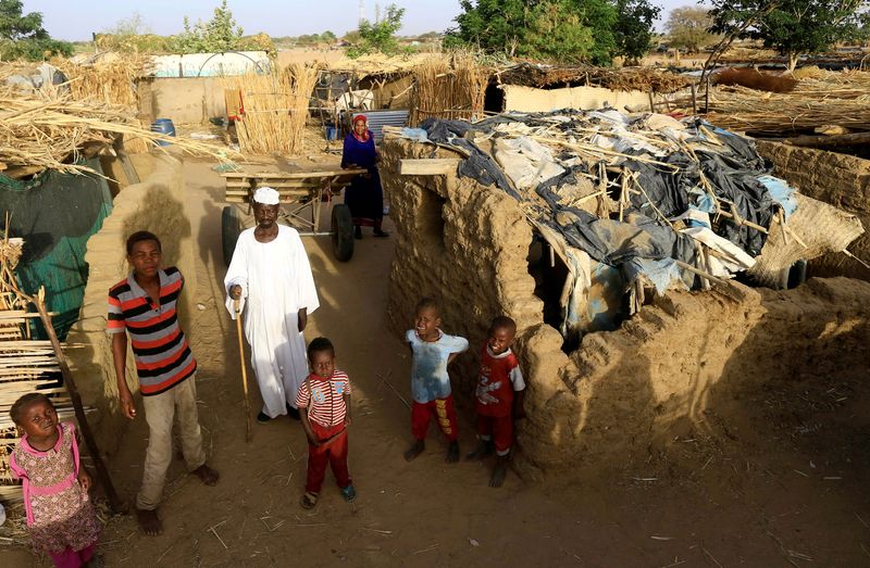 &copy; Reuters. عائلة سودانية نازحة في مخيم في دارفور بالسودان في صورة من أرشيف رويترز.