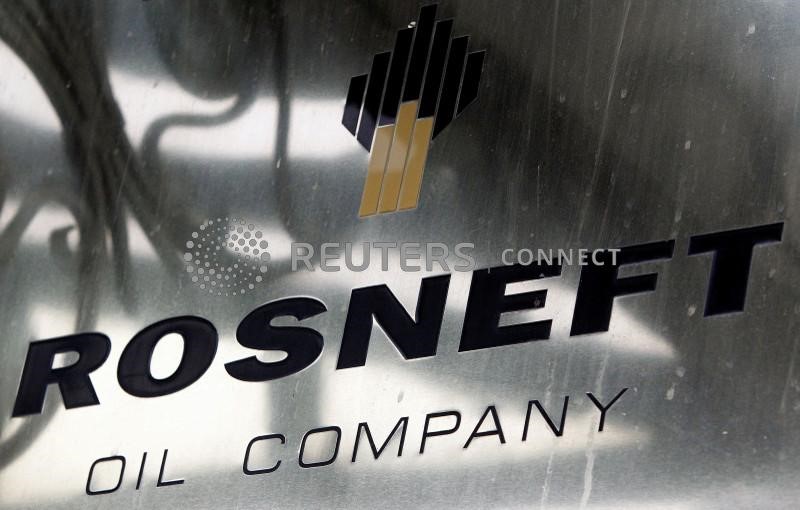 &copy; Reuters. Logo di Rosneft presso gli uffici dell'azienda a Mosca. 18 ottobre 2012. REUTERS/Maxim Shemetov/File Photo