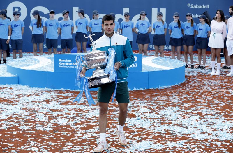 &copy; Reuters. FOTO DE ARCHIVO: El tenista español Carlos Alcaraz posa con el trofeo de campeón del Barcelona Open en el Real Club de Tenis de Barcelona, España, el 24 de abril de 2022. REUTERS/Albert Gea