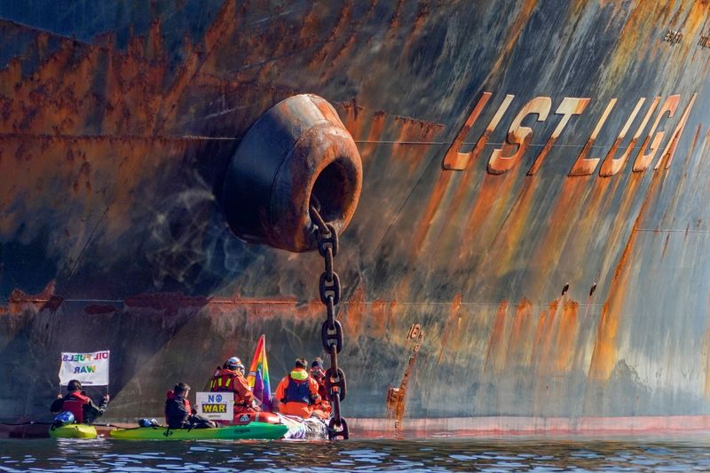 &copy; Reuters. Members of Greenpeace sail next to a tanker "Ust Luga" as part of a protest against delivering Russian oil to Norway, amid Russia's invasion of Ukraine, according to Greenpeace, near Asgardstrand, Norway April 25, 2022.  Ole Berg-Rusten/NTB/via REUTERS