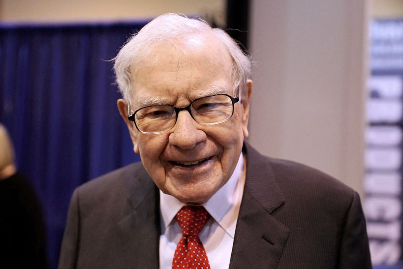 &copy; Reuters. FILE PHOTO: Berkshire Hathaway Chairman Warren Buffett walks through the exhibit hall as shareholders gather to hear from the billionaire investor at Berkshire Hathaway Inc's annual shareholder meeting in Omaha, Nebraska, U.S., May 4, 2019. REUTERS/Scott 