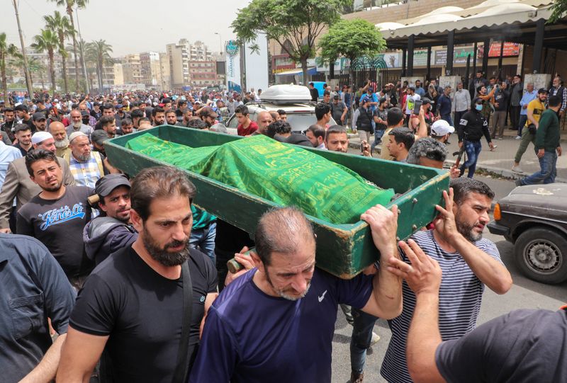 &copy; Reuters. جنازة امرأة توفيت في حادث قارب المهاجرين قبالة ساحل لبنان في طرابلس يوم الاثنين. تصوير: محمد عزاقير - رويترز. 