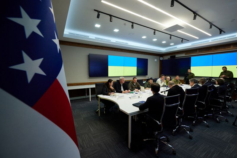 &copy; Reuters. Reunião entre os secretários norte-americanos de Estado, Antony Blinken, e de Defesa, Lloyd Austin, com o presidente da Ucrânia, Volodymyr Zelenskiy, em Kiev
24/04/2022 Serviço de Imprensa da Presidência Ucraniana/Divulgação via REUTERS