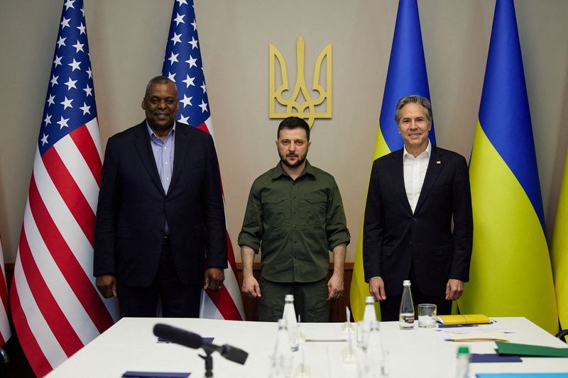 &copy; Reuters. Ukraine's President Volodymyr Zelenskiy poses for a picture with U.S. Secretary of State Antony Blinken and U.S. Defense Secretary Lloyd Austin before a meeting, as Russia's attack on Ukraine continues, in Kyiv, Ukraine April 24, 2022. Ukrainian President