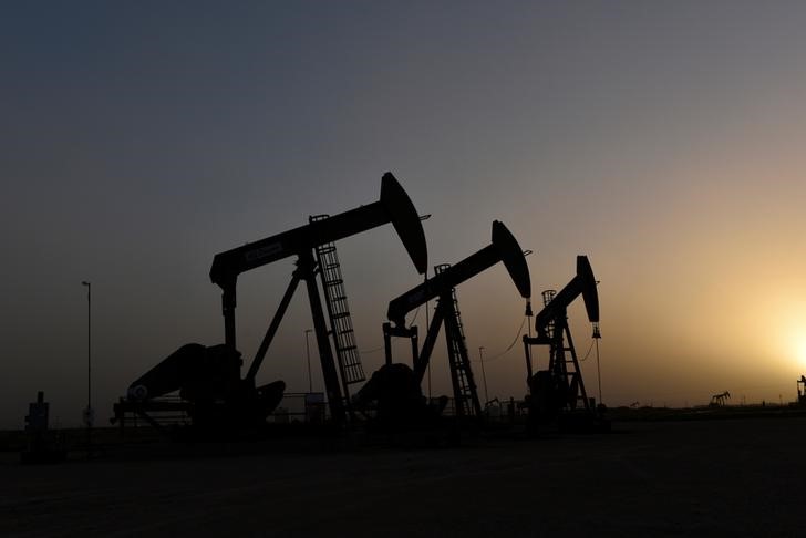 © Reuters. FILE PHOTO: Pump jacks operate at sunset in Midland, Texas U.S. February 11, 2019. Picture taken February 11, 2019.  REUTERS/Nick Oxford/File Photo