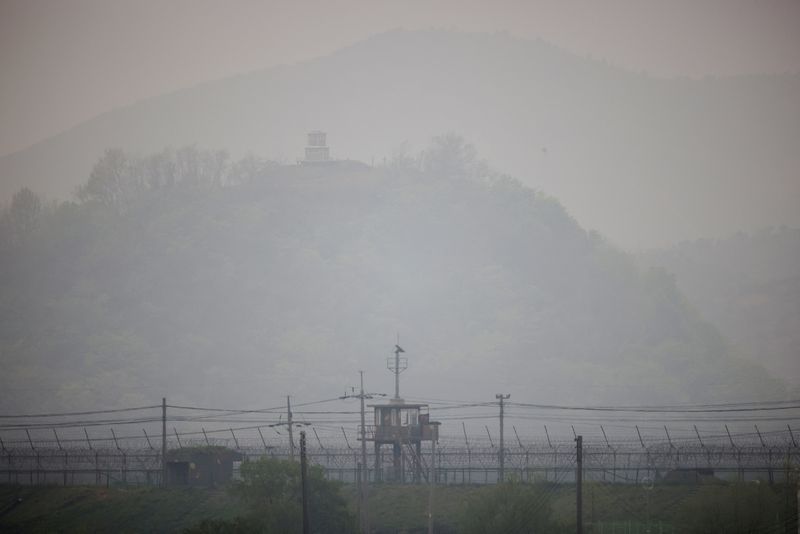 &copy; Reuters. نقاط حراسة لكوريا الشمالية والجنوبية بالقرب من المنطقة المنزوعة السلاح التي تفصل بين الكوريتين في باجو بكوريا الجنوبية يوم السبت. تصوير: كي