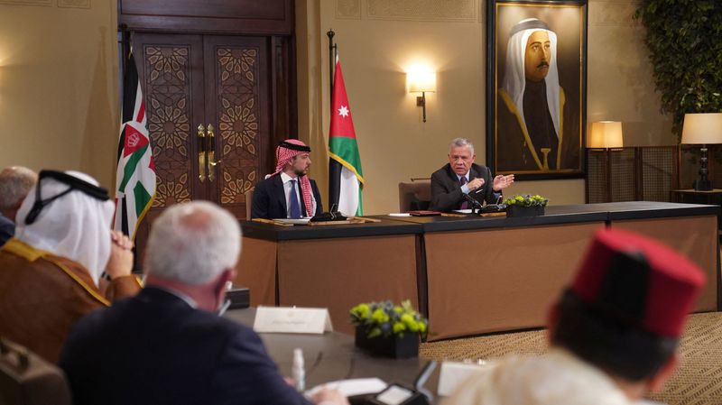 &copy; Reuters. FILE PHOTO - Jordan's King Abdullah II meets with members of the Arab ministerial committee in Amman, Jordan April 21, 2022. Jordanian Royal Palace/Handout via Reuters 