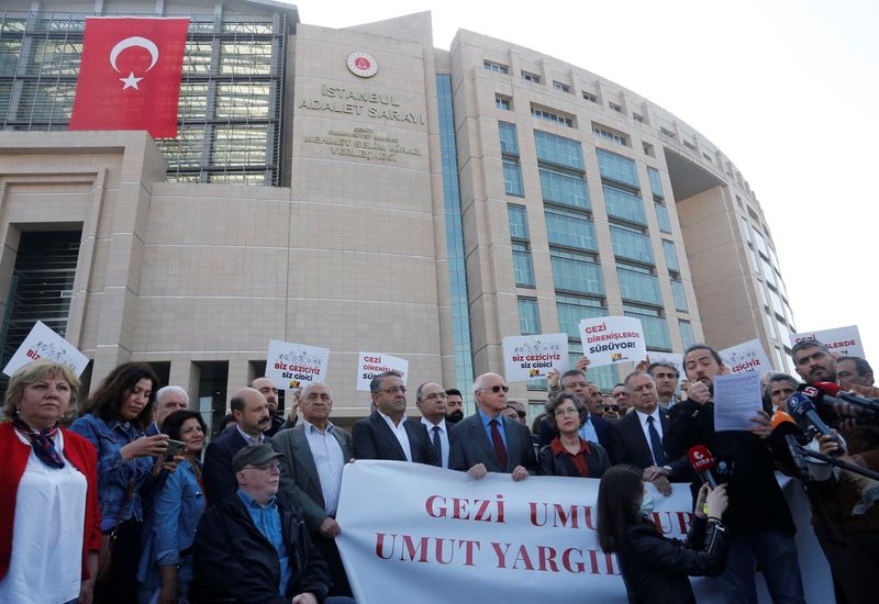 &copy; Reuters. محامون ومشرعون ينتمون للمعارضة ضمن المحتجين خارج محكمة حيث محاكمة رجل الأعمال عثمان كافالا في اسطنبول يوم الاثنين. تصوير: ديلارا سنكايا - رو