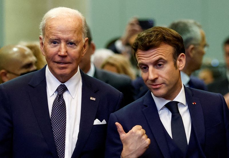 &copy; Reuters. Presidentes Biden e Macron durante cúpula da Otan em Bruxelas
24/03/2022
REUTERS/Gonzalo Fuentes