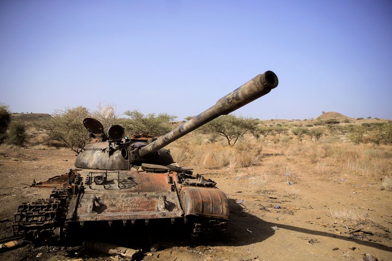 &copy; Reuters. دبابة مدمرة في أحد الحقول في أعقاب القتال بين قوات الدفاع الوطني الإثيوبية وقوات جبهة تحرير تيجراي الشعبية بمنطقة عفار بإثيوبيا يوم الاثني