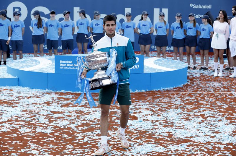 &copy; Reuters. Carlos Alcaraz posa para foto com troféu após vencer final do Aberto de Barcelona de tênis
24/04/2022 REUTERS/Albert Gea