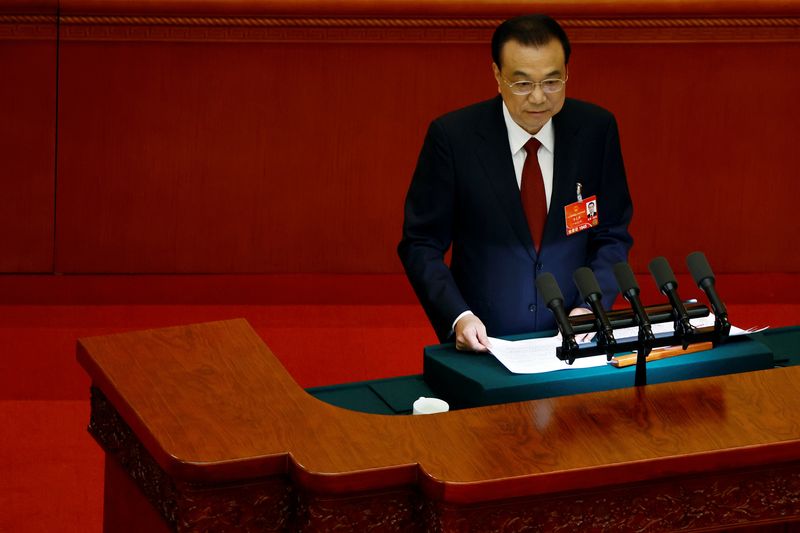 © Reuters. رئيس الوزراء الصيني لي كه تشيانغ يتحدث في بكين يوم الخامس من مارس اذار 2022. تصوير: كارلوس جارسيا رولنز - رويترز. 
