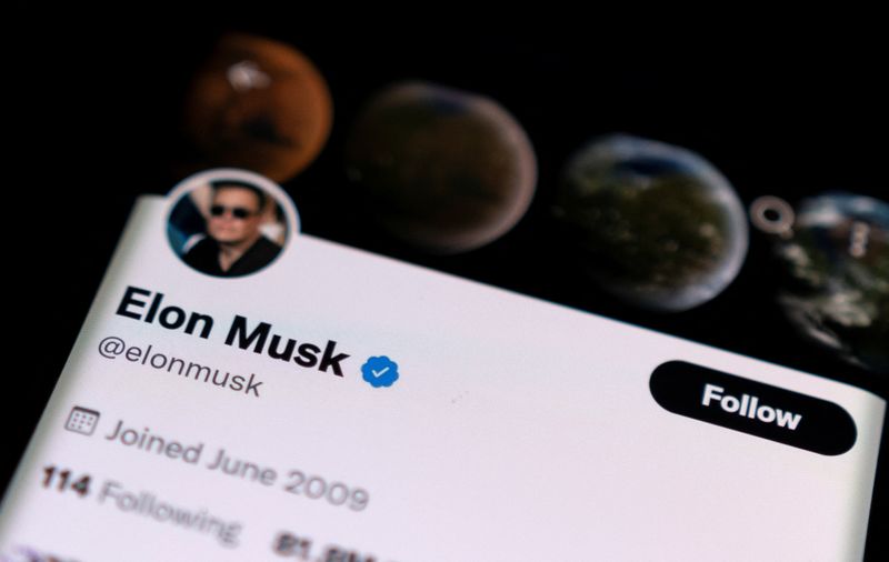 &copy; Reuters. Ilustración fotográfica de la cuenta en Twitter de Elon Musk en un teléfono móvil. 15 abril 2022. REUTERS/Dado Ruvic