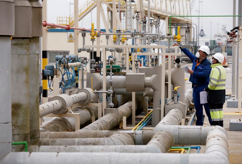 &copy; Reuters. FILE PHOTO: People work at Enagas liquefied natural gas (LNG) terminal at Zona Franca in Barcelona, Spain, March 29, 2022. REUTERS/Albert Gea