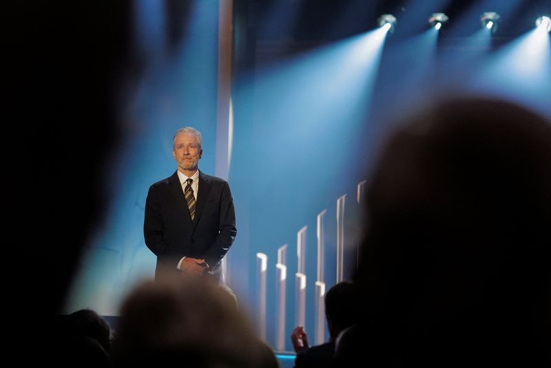 &copy; Reuters. Comediante e apresentador Jon Stewart no palco durante cerimônia do Prêmio Mark Twain
24/04/2022
REUTERS/Cheriss May