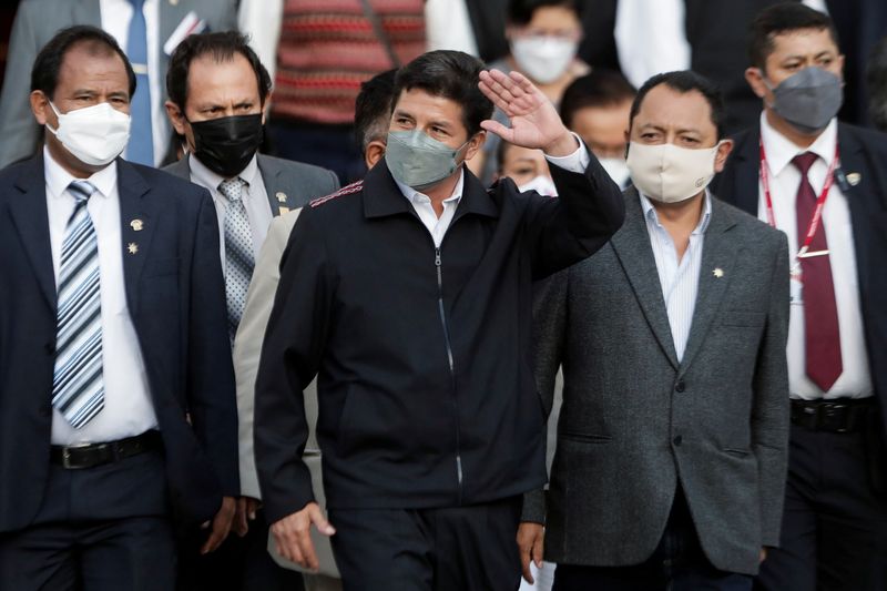 &copy; Reuters. FOTO DE ARCHIVO: El presidente de Perú, Pedro Castillo, abandona el Congreso tras levantar el toque de queda en la capital, Lima, impuesto por las protestas por el costo del combustible que se extendieron por todo el país, en Lima, Perú. 5 de abril de 
