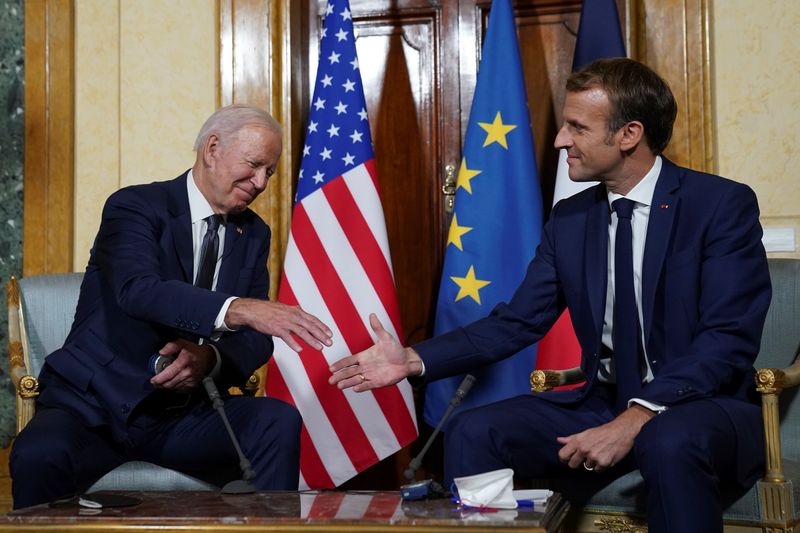 &copy; Reuters. バイデン米大統領がフランス大統領選の決選投票で勝利したマクロン大統領の再選を祝福したと、ホワイトハウスが２５日発表した。写真はバイデン大統領（左）とマクロン大統領（右）。