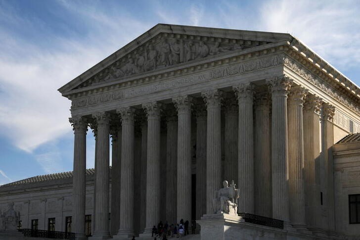 &copy; Reuters. FILE PHOTO: People visit the U.S. Supreme Court building in Washington, U.S. March 15, 2022. REUTERS/Emily Elconin/File Photo