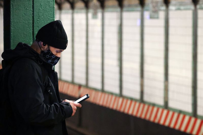 © Reuters. Pessoa usa smartphone em plataforma de metrô em Manhattan, Nova York, EUA
11/02/2022
REUTERS/Andrew Kelly/File Photo