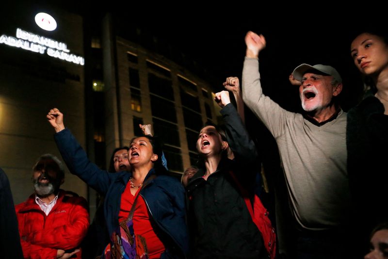 &copy; Reuters. Manifestantes gritam em frente a tribunal após condenação de Kavala à prisão perpétua
25/04/2022
REUTERS/Dilara Senkaya