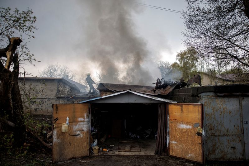 &copy; Reuters. رجال إطفاء يحاولون إخماد حريق اندلع في أعقاب قصقف روسي لمنطقة في خاركيف بشرق أوكرانيا يوم 18 ابريل نيسان 2022. تصوير: الكيس قنسطنطنيدس - رويترز.
