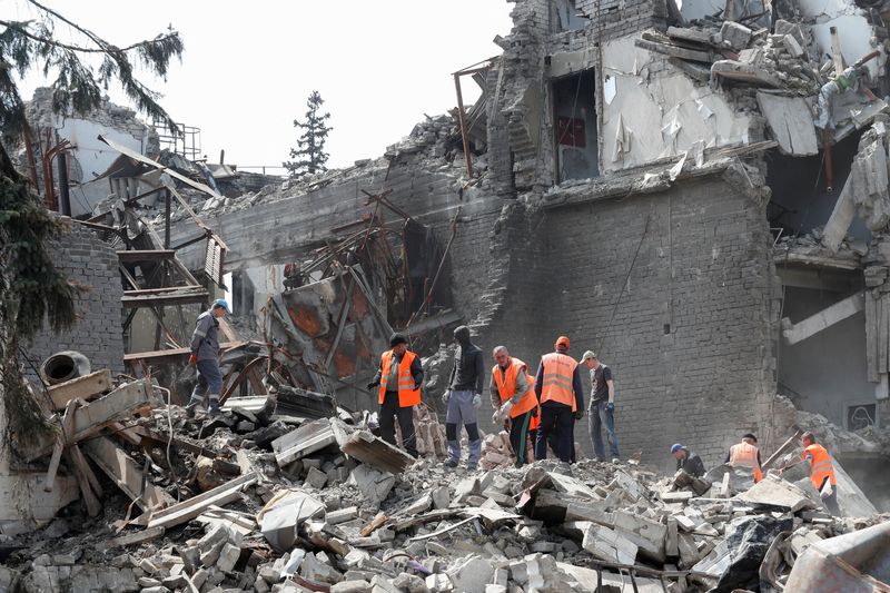 &copy; Reuters. Trabajadores de los servicios de emergencias y voluntarios retiran escombros de un teatro destruido durante la invasión rusa de Ucrania en la ciudad de Mariúpol, Ucrania, el 25 de abril de 2022. REUTERS/Alexander Ermochenko
