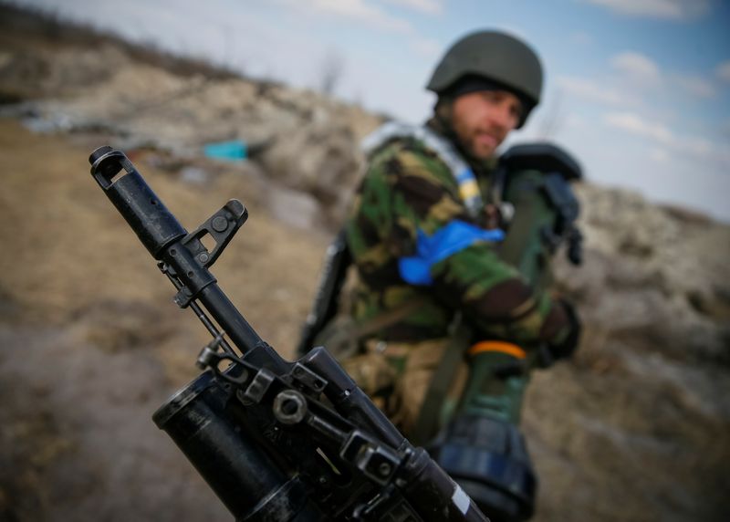 &copy; Reuters. FOTO DE ARCHIVO: Un soldado ucraniano sostiene un arma antitanques de última generación (NLAW) frente a otro soldado que sostiene un rifle en el frente de batalla al norte de la región de Kiev, Ucrania, el 24 de marzo de 2022. REUTERS/Gleb Garanich