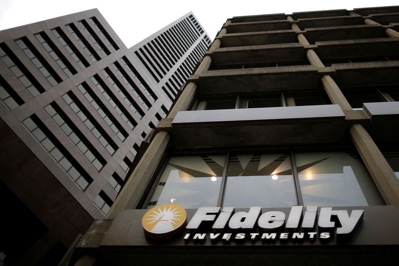 &copy; Reuters. FILE PHOTO: A sign marks a Fidelity Investments office in Boston, Massachusetts, U.S. September 21, 2016.    REUTERS/Brian Snyder
