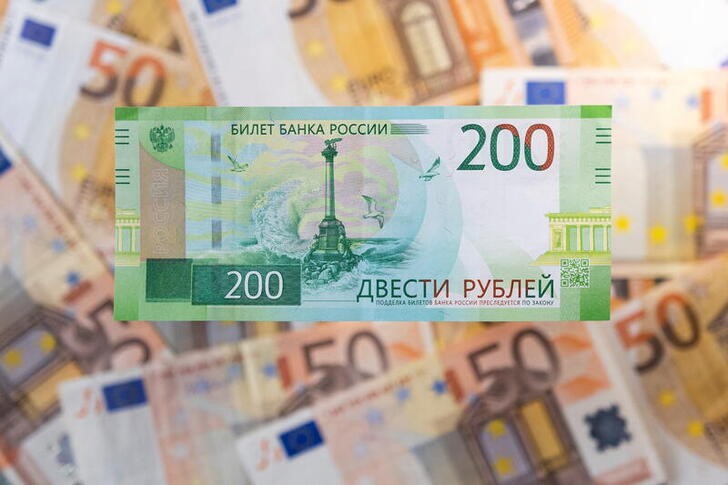 &copy; Reuters. 　４月２６日序盤のロシアルーブルは、対ユーロで約２年ぶりの高値に上昇した後、前日終値付近で横ばいで取引されている。写真はルーブルとユーロの紙幣。７日撮影（２０２２年　ロイ