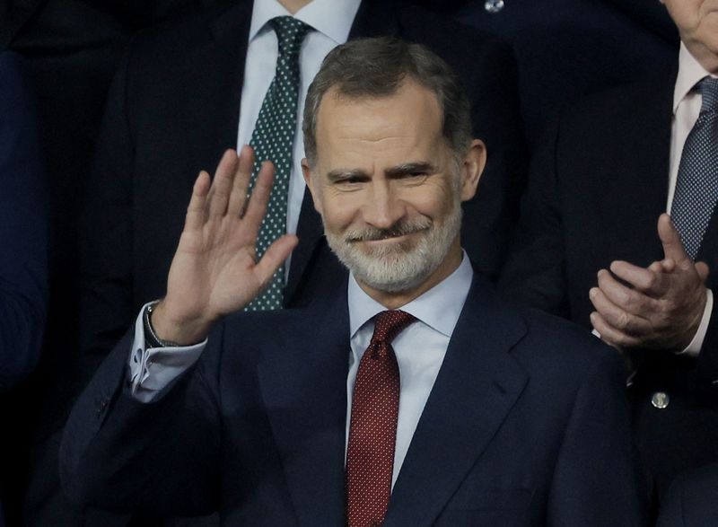 &copy; Reuters. El rey Felipe VI de España en las gradas antes del partido de la Copa del Rey entre el Real Betis y el Valencia, en el Estadio La Cartuja de Sevilla, España, 23 de abril de 2022. REUTERS/Jon Nazca