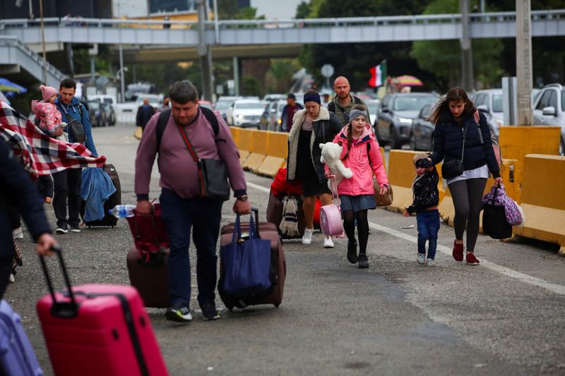&copy; Reuters. لاجئون أوكرانيون فروا من الغزو الروسي يعبرون إلى المكسيك من الحدود الأمريكية يوم 2 ابريل نيسان 2022. تصوير: خورخي دوينز - رويترز.