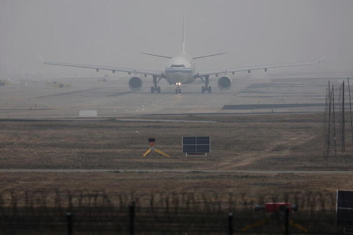 &copy; Reuters. 　旅行データ会社ＯＡＧによると、世界の航空輸送能力が今週、今年最高を記録した。ロックダウンにもかかわらず、中国の国内需要が拡大した。写真は３月、北京の空港で撮影（２０２２