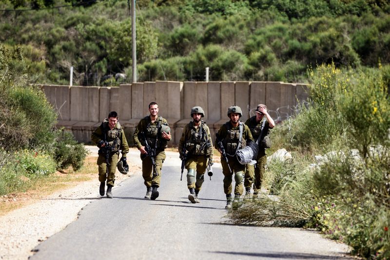&copy; Reuters. Soldados israelíes caminan junto a la frontera entre Israel y Líbano, cerca de Shtula, en el norte de Israel, el 25 de abril de 2022 REUTERS/Rami Shlush