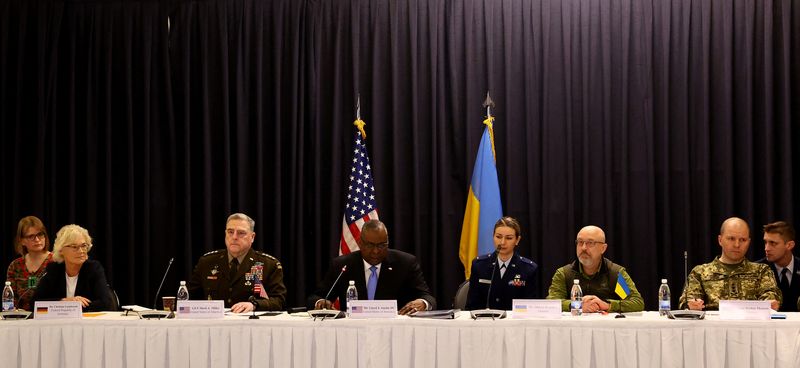 &copy; Reuters. オースティン米国防長官は２６日、ドイツのラムシュタイン空軍基地でウクライナへの軍事支援を巡る国際会議を開催、ロシアのウクライナ侵攻に世界が猛反発していると述べた。会議冒頭