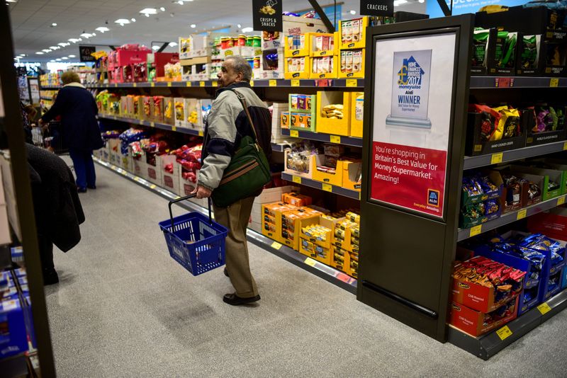© Reuters. Shoppers browse in an Aldi store in London, Britain, February 15, 2018. REUTERS/Peter Summers