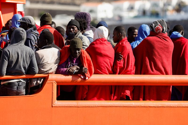 &copy; Reuters. Migrantes esperan para desembarcar de un barco de la guardia costera española, en el puerto de Arguineguín, en la isla de Gran Canaria, España, 26 de abril de 2022. REUTERS/Borja Suárez