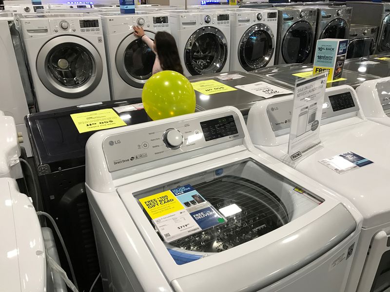 &copy; Reuters. FILE PHOTO: Durable goods are seen on sale in a store in Los Angeles, California, U.S., March 24, 2017. REUTERS/Lucy Nicholson/File Photo