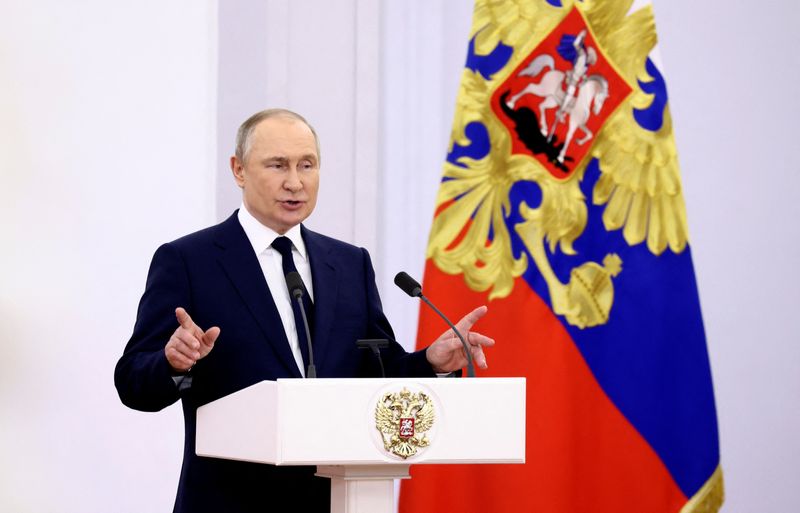 &copy; Reuters. الرئيس الروسي فلاديمير بوتين يلقي كلمة في مراسم في الكرملين في موسكو يوم الثلاثاء. تصوير: ماسكيم شيمتوف - رويترز.