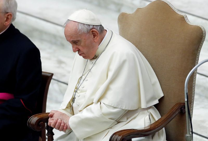 &copy; Reuters. El papa Francisco mira hacia abajo durante una reunión con Misioneros de la Misericordia Divina en El Vaticano. 25 de abril, 2022. REUTERS/Remo Casilli