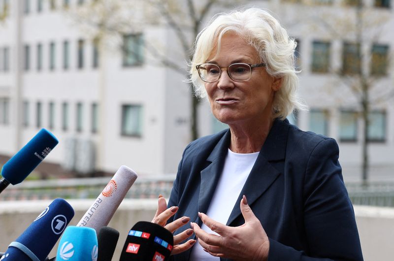 &copy; Reuters. Imagen de archivo de la ministra de Defensa de Alemania, Christine Lambrecht, hablando con medios durante una pausa para el almuerzo en la reunión del Grupo Consultivo de Defensa para Ucrania, organizada por el secretario de Defensa de Estados Unidos, Ll