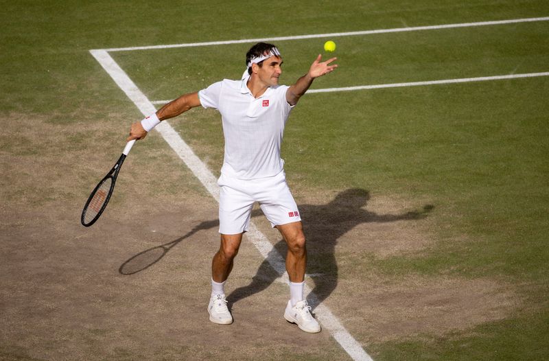 &copy; Reuters. Imagen de archivo del tenista suizo Roger Federer durante su partido de cuartos de final ante el polaco Hubert Hurkacz en el torneo de Wimbledon, en el All England Lawn Tennis and Croquet Club, Londres, Reino Unido. 7 julio 2021. Pool vía Reuters/David G