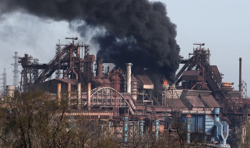 &copy; Reuters. الدخان يتصاعد من مصنع آزوفستال للحديد والصلب في ماريوبول بأوكرانيا يوم 25 ابريل نيسان 2022. تصوير: ألكسندر إيرموتشينكو - رويترز.
