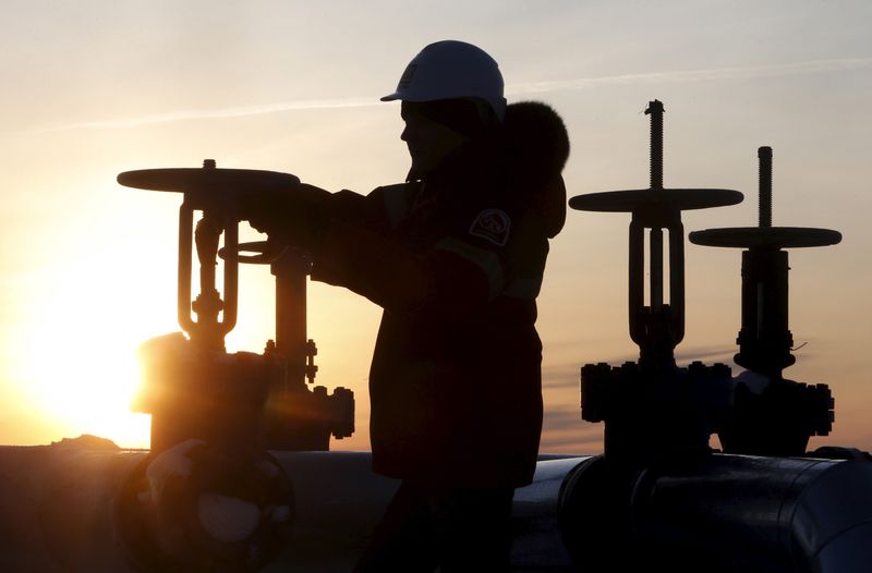 &copy; Reuters. FILE PHOTO: A worker checks the valve of an oil pipe at the Lukoil company owned Imilorskoye oil field outside the West Siberian city of Kogalym, Russia, January 25, 2016. REUTERS/Sergei Karpukhin/File Photo