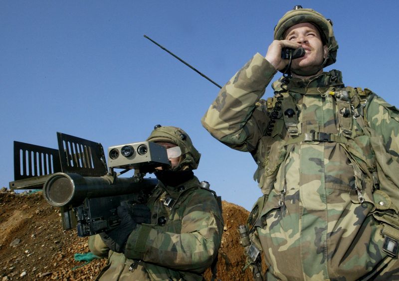 © Reuters. FILE PHOTO: A soldier of the U.S 2nd Infantry Division aims a Stinger missile launcher during the Iron Artep '04 drill near the demilitarized zone which separates the two Koreas in Yonchon, about 80 km (50 miles) north of Seoul, February 27, 2004. The annual U.S. military exercise had started on February 20 and will run until March 5. REUTERS/Kim Kyung-Hoon  KKH//File Photo