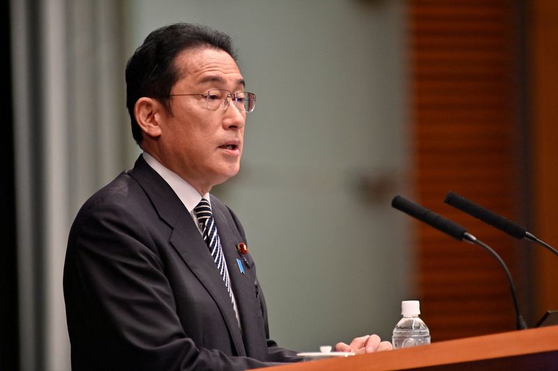 &copy; Reuters. 岸田文雄首相は２６日、為替相場の安定に向けた選択肢として経済政策を考えていくことが「政府として取り組むべきことの１つ」との認識を示した。同日夜の民放番組で語った。写真は官