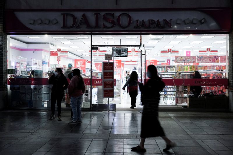 &copy; Reuters. Consumidores caminham em frente a loja em Los Angeles, na Califórnia
29/01/2022
REUTERS/Bing Guan