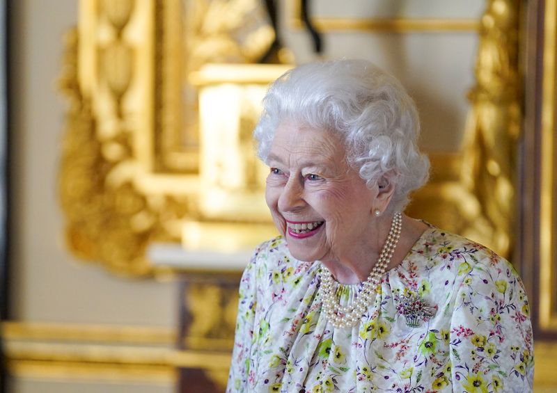 &copy; Reuters. La reina Isabel de Reino Unido sonríe mientras llega a una exhibición de artefactos de la compañía de artesanía británica Halcyon Days, para conmemorar el aniversario 70 de la empresa en la Sala Blanca del Castillo de Windsor en Windsor, Reino Unido