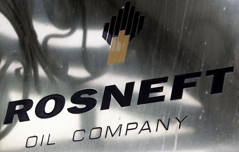 &copy; Reuters. Imagen de archivo del logo de petrolera estatal rusa Rosneft en sus oficinas en Moscú, Rusia. 18 de octubre, 2012. REUTERS/Maxim Shemetov/Archivo