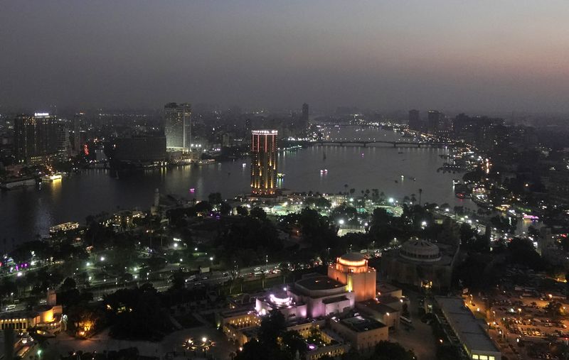 &copy; Reuters. صورة أفقية لمدينة القاهرة ونهر النيل من برج القاهرة في صورة من أرشيف رويترز.