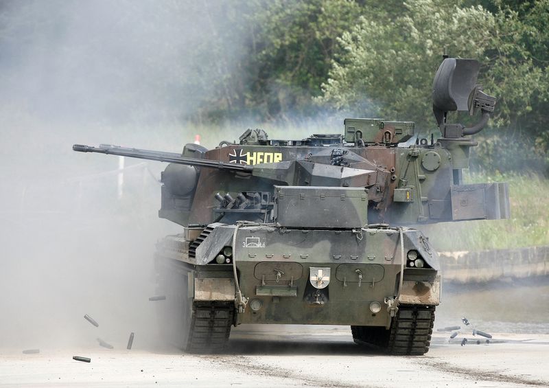 &copy; Reuters. Imagen de archivo de un tanque antiaéreo Gepard de las fuerzas armadas alemanas Bundeswehr disparando durante una demostración en un ejercicio en el área de Munster, a unos 80 kilómetros al este de Hamburgo, Alemania. 20 de junio, 2007. REUTERS/Christ